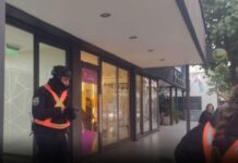 Demoran a una persona en el anexo del Banco Rioja con 22 tarjetas de débito